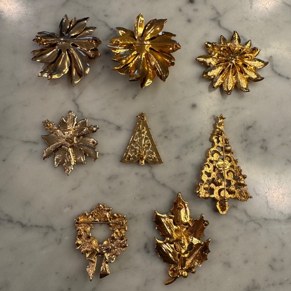 8 Christmas Themed Vintage Gold Tone Enamel and Rhinestone Brooches. - Picture 2 of 11